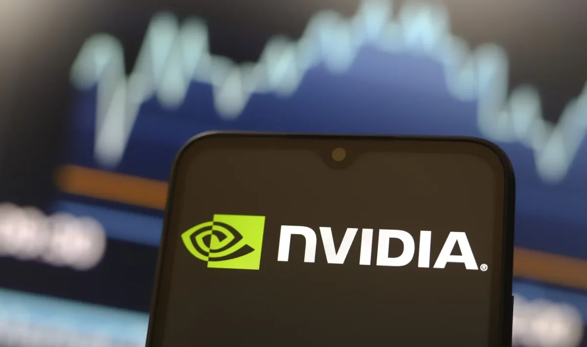 Principales movimientos del mercado accionario al mediodía: Nvidia, Oracle, Constellation Energy, AT&T y más